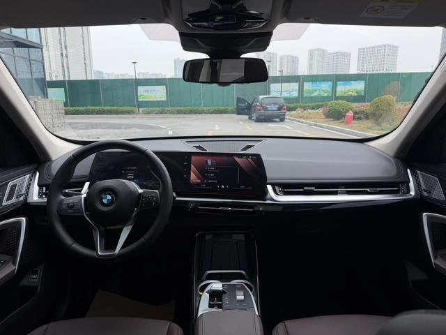 BMW X1 2025 sDrive25Li X Design Suit interior photo 14