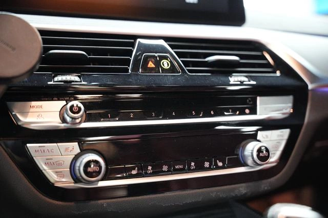 BMW 5 Series 2022 Restyling 530Li Leading Type M Sports suit interior photo 11
