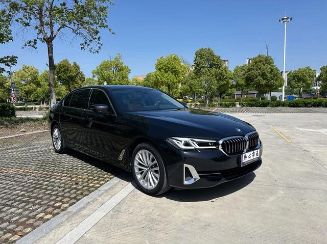 BMW 5 Series 2022 Segundo cambio 525Li Traje de lujo exterior foto 3 BMW 5 Series 2022 Segundo cambio 525Li Traje de lujo exterior foto 3