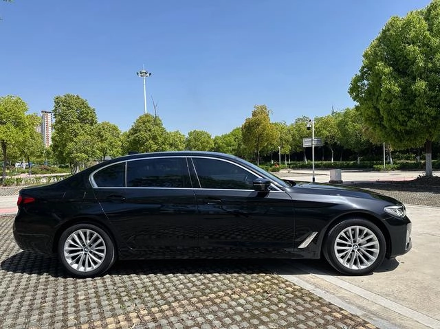 BMW 5 Series 2022 Segundo cambio 525Li Traje de lujo exterior foto 4 BMW 5 Series 2022 Segundo cambio 525Li Traje de lujo exterior foto 4