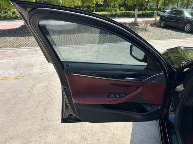 BMW 5 Series 2022 Segundo cambio 525Li Traje de lujo interior foto 12 BMW 5 Series 2022 Segundo cambio 525Li Traje de lujo interior foto 12