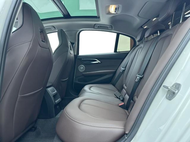BMW 1 Series 2021 Restyling 125i M Sports Obsidian Night Edition interior photo 8