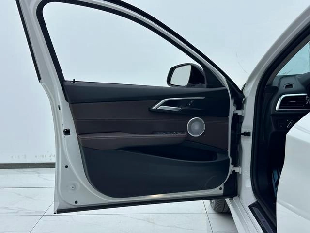 BMW 1 Series 2021 Restyling 125i M Sports Obsidian Night Edition interior photo 13