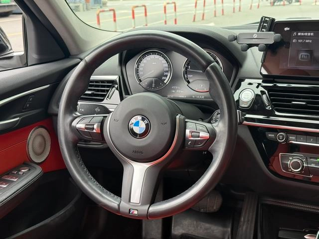 BMW 1 Series 2021 Restyling 125i M Sports Obsidian Night Edition interior photo 15