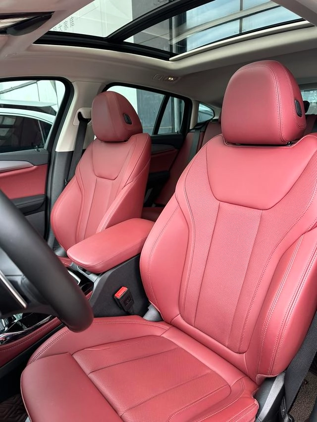 BMW X4 2022 xDrive 25i M Sports suit interior photo 10