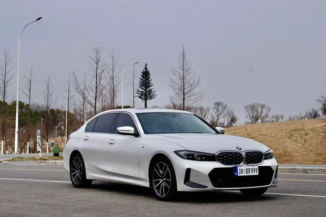 BMW 3 Series 2023 325Li M Sports suit exterior photo 3