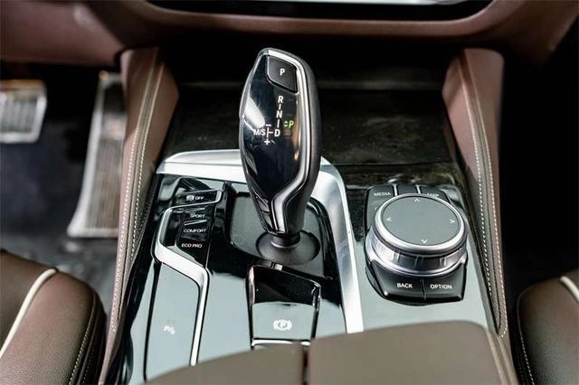 BMW 5 Series 2022 Вторичная модификация 525Li M Спортивный костюм интерьер фото 14