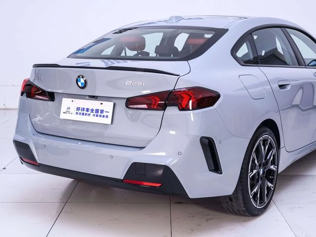 BMW 2 Series 2025 225L M Set de nuit de sport extérieur photo 9
