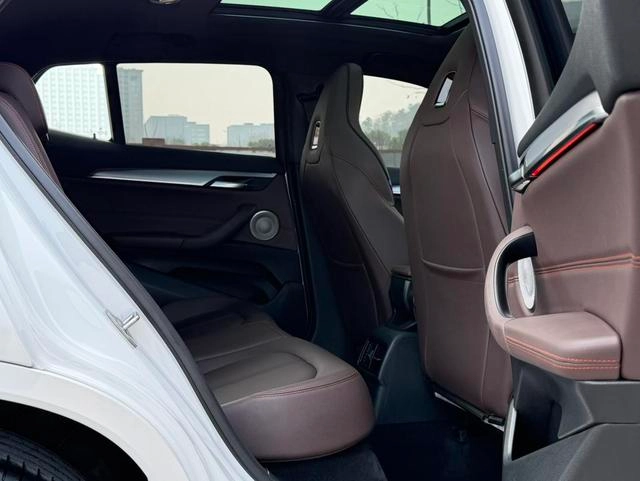 BMW X2 2021 Restyling sDrive25i Obsidian Night Edition interior photo 11