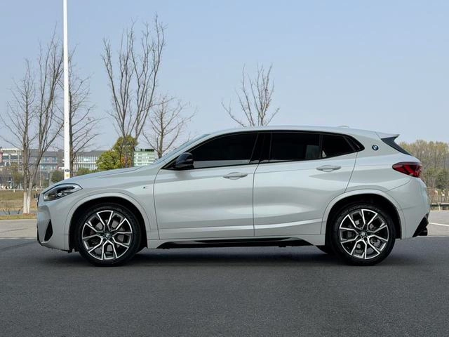 BMW X2 2021 Restyling sDrive25i Obsidian Night Edition interior photo 14