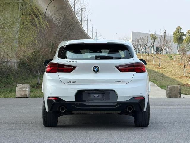 BMW X2 2021 Restyling sDrive25i Obsidian Night Edition interior photo 16