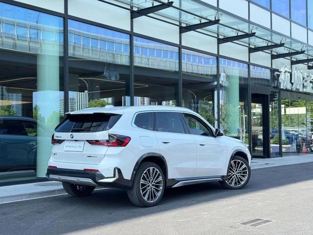 BMW X1 2023 xDrive25Li X Design Suit exterior photo 2