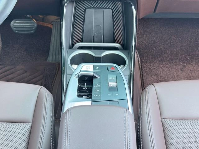 BMW X1 2023 xDrive25Li X Design Suit interior photo 12