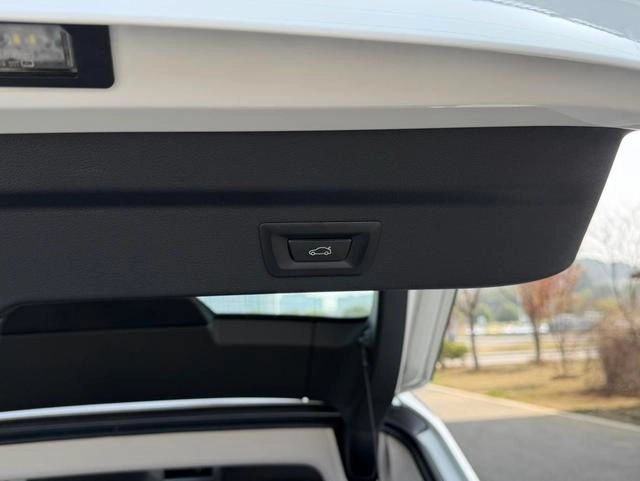 BMW X2 2024 sDrive25i M Sports suit interior photo 17