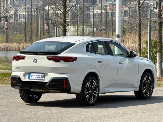 BMW X2 2024 sDrive25i M Sports suit interior photo 19