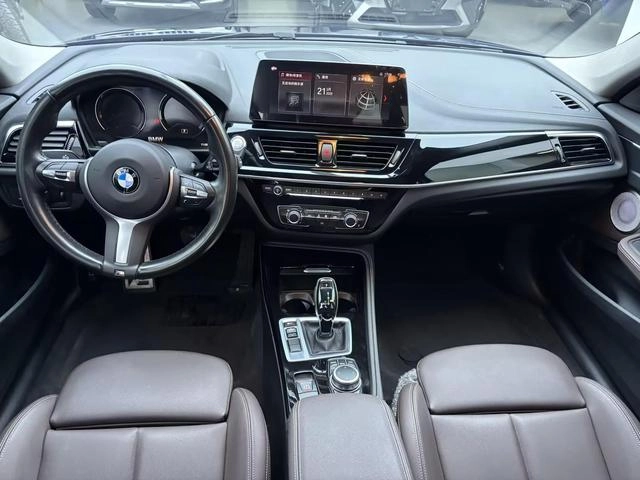 BMW 1 Series 2021 120i M Edición nocturna deportiva exterior foto 6