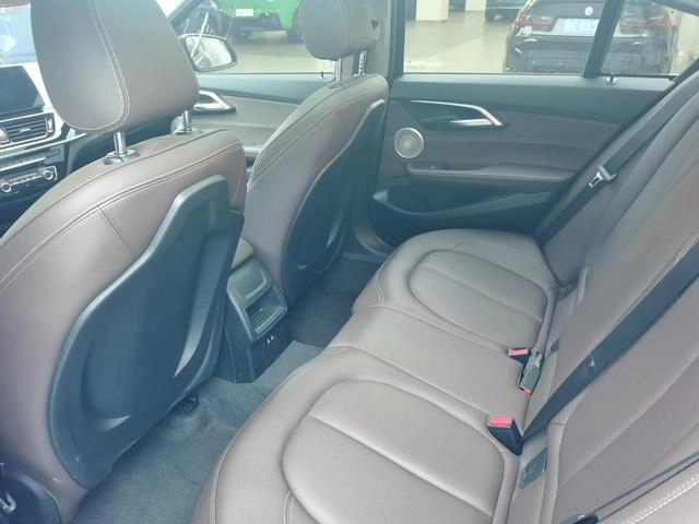 BMW 1 Series 2021 120i M Edición nocturna deportiva interior foto 11