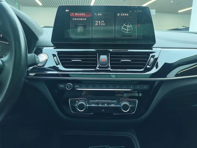 BMW 1 Series 2021 120i M Edición nocturna deportiva interior foto 19