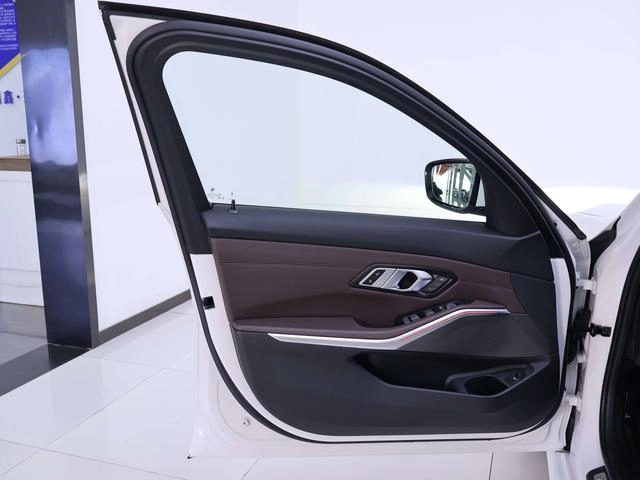 BMW 3 Series 2023 325Li M Sports suit interior photo 19