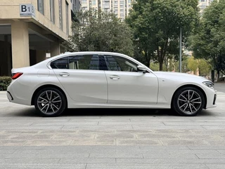BMW 3 Series 2022 320Li M Conjunto deportivo exterior foto 4 BMW 3 Series 2022 320Li M Conjunto deportivo exterior foto 4