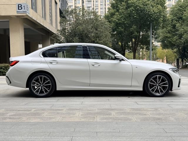 BMW 3 Series 2022 320Li M Conjunto deportivo exterior foto 4 BMW 3 Series 2022 320Li M Conjunto deportivo exterior foto 4