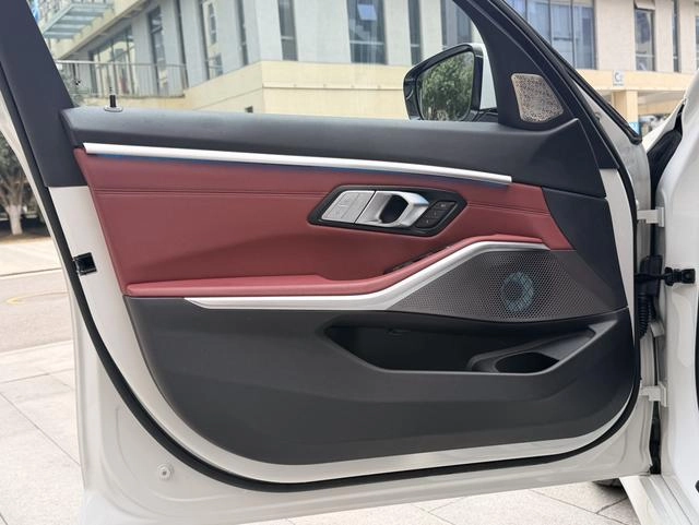 BMW 3 Series 2022 320Li M Conjunto deportivo exterior foto 7 BMW 3 Series 2022 320Li M Conjunto deportivo exterior foto 7
