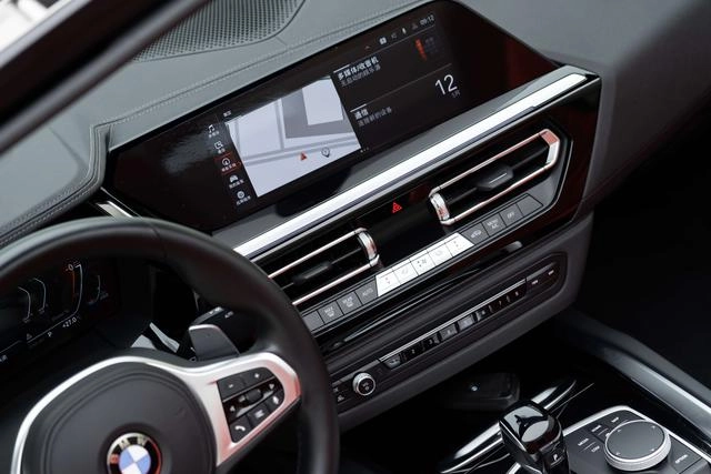 BMW Z4 2023 sDrive 25i M Sports suit interior photo 14