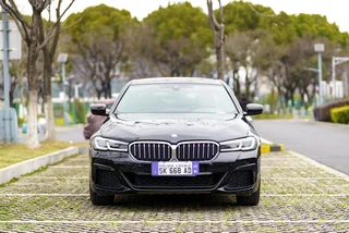 BMW 5 Series 2022 530Li Leading Type M Sports suit exterior photo 2