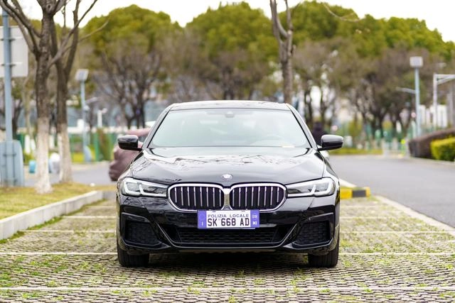BMW 5 Series 2022 530Li Leading Type M Sports suit exterior photo 2