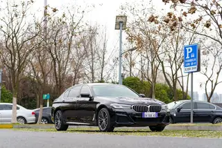 BMW 5 Series 2022 530Li Leading Type M Sports suit exterior photo 3