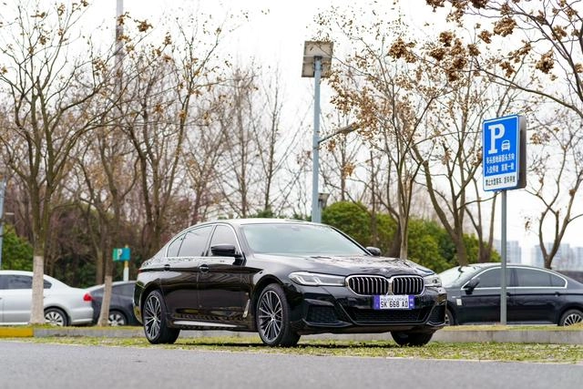 BMW 5 Series 2022 530Li Leading Type M Sports suit exterior photo 3