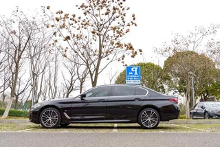 BMW 5 Series 2022 530Li Leading Type M Sports suit exterior photo 4