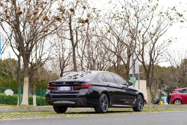 BMW 5 Series 2022 530Li Leading Type M Sports suit exterior photo 7