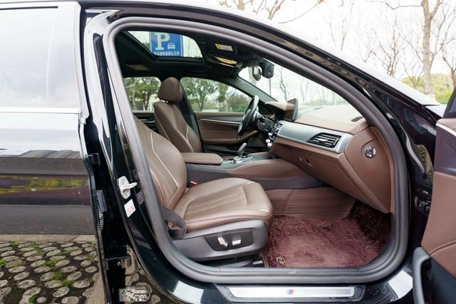 BMW 5 Series 2022 530Li Leading Type M Sports suit interior photo 12