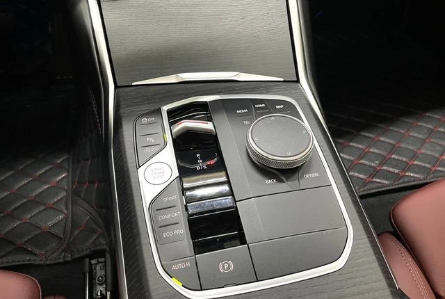 BMW 3 Series 2025 325Li M Sports suit interior photo 8 BMW 3 Series 2025 325Li M Sports suit interior photo 8