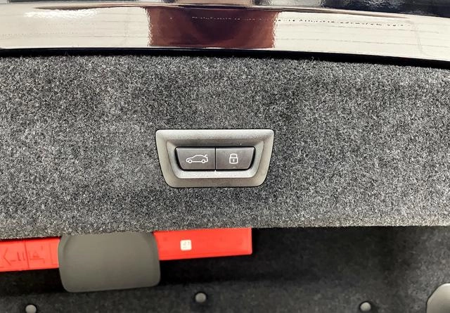 BMW 3 Series 2025 325Li M Sports suit interior photo 11 BMW 3 Series 2025 325Li M Sports suit interior photo 11