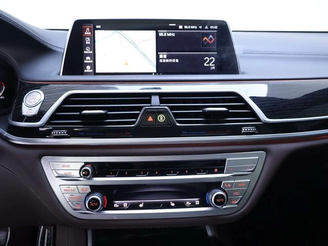 BMW 7 Series 2019 730Li M Conjunto deportivo interior foto 11 BMW 7 Series 2019 730Li M Conjunto deportivo interior foto 11