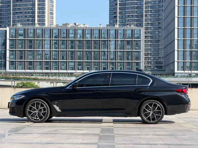 BMW 5 Series 2021 530Li Tipo de lujo M Conjunto deportivo exterior foto 3