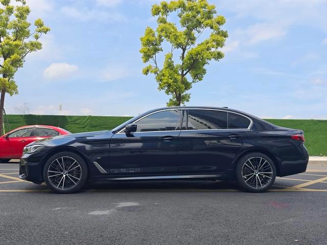 BMW 5 Series 2022 530Li Líder M Conjunto deportivo exterior foto 3 BMW 5 Series 2022 530Li Líder M Conjunto deportivo exterior foto 3