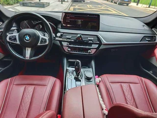 BMW 5 Series 2022 530Li Líder M Conjunto deportivo interior foto 10 BMW 5 Series 2022 530Li Líder M Conjunto deportivo interior foto 10