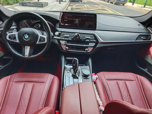 BMW 5 Series 2022 530Li Líder M Conjunto deportivo interior foto 10 BMW 5 Series 2022 530Li Líder M Conjunto deportivo interior foto 10