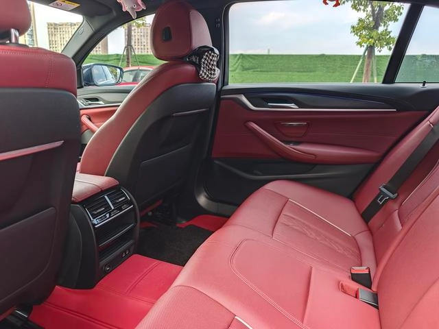 BMW 5 Series 2022 530Li Líder M Conjunto deportivo interior foto 13 BMW 5 Series 2022 530Li Líder M Conjunto deportivo interior foto 13
