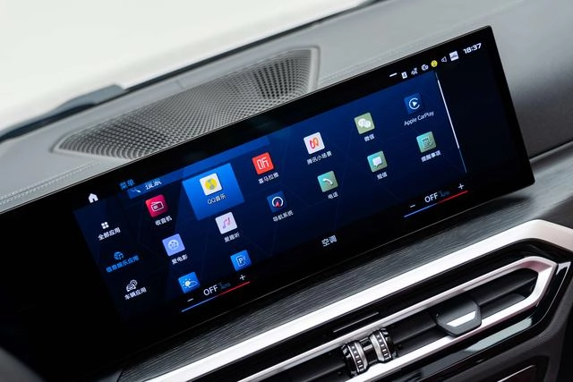 BMW 4 Series 2023 425i Convertible M Sports suit interior photo 18