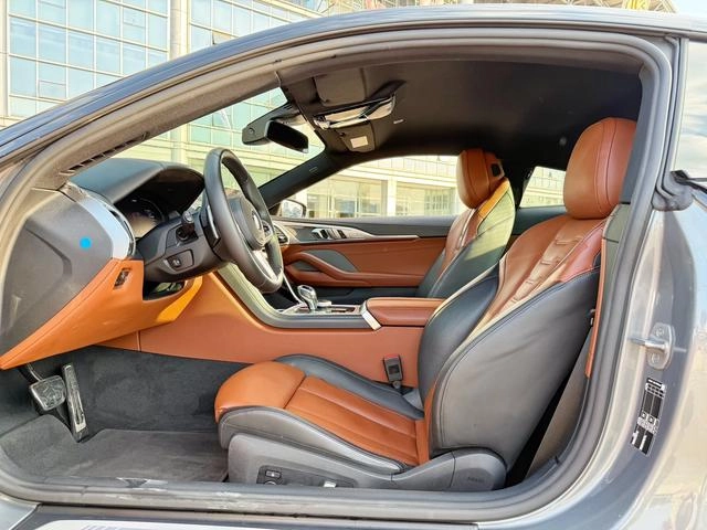 BMW 8 Series 2022 840i Coupé M Ensemble de sport intérieur photo 7