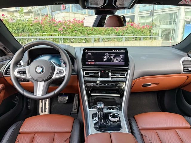 BMW 8 Series 2022 840i Coupé M Ensemble de sport intérieur photo 8