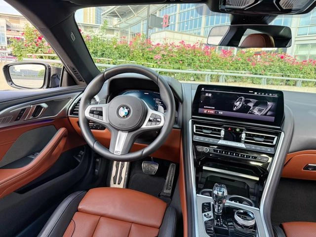 BMW 8 Series 2022 840i Coupé M Ensemble de sport intérieur photo 9