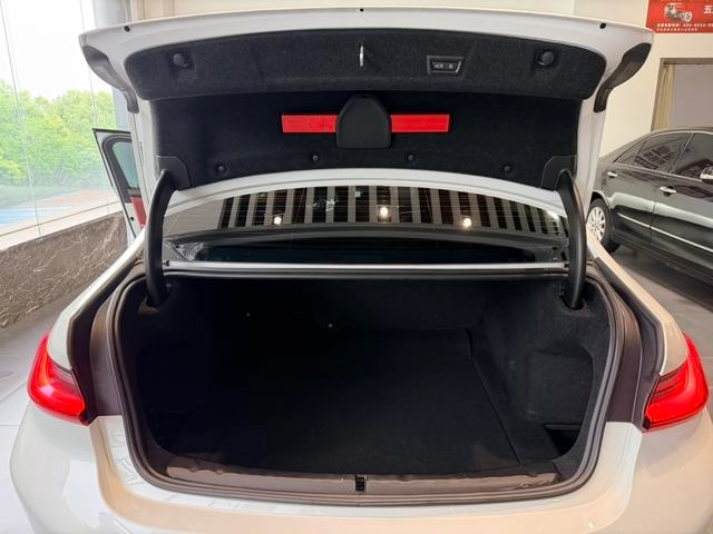 BMW 3 Series 2023 325Li M Sports suit interior photo 18