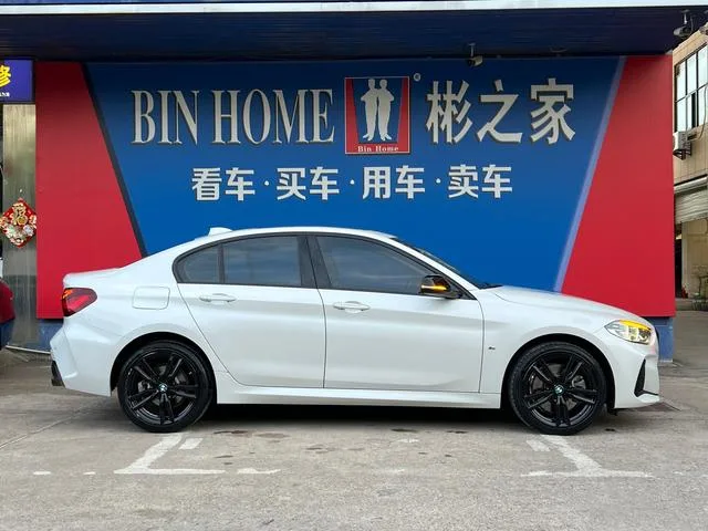 BMW 1 Series 2023 125i M Sports Obsidian Night Edition interior photo 11