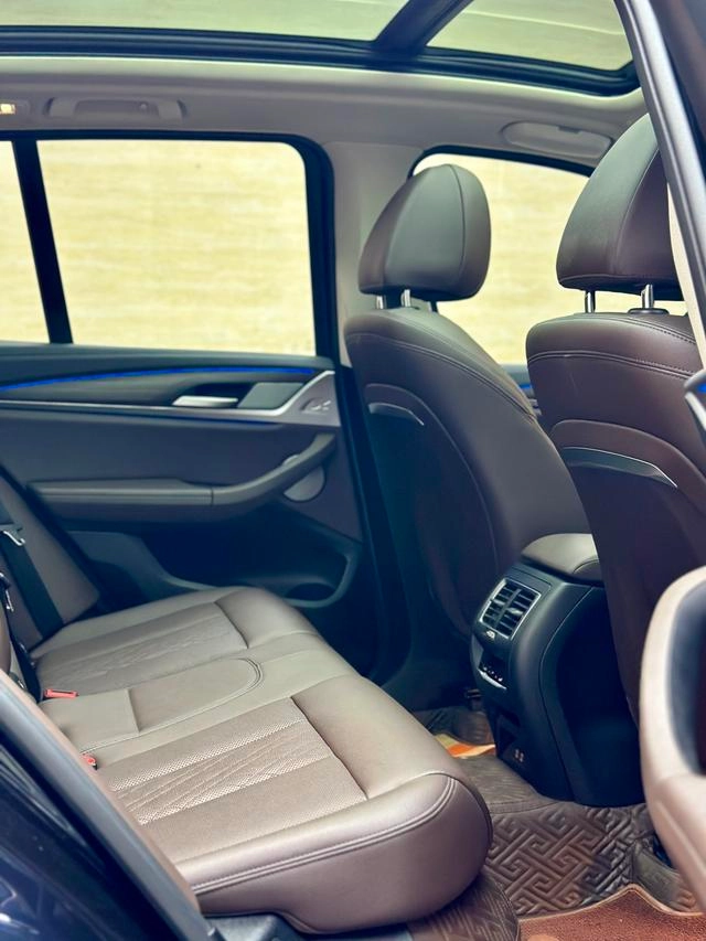 BMW X3 2022 xDrive30i Leading Type M Obsidian Night Suit interior photo 10