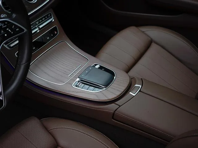Mercedes-Benz E-Class 2023 E 260 L Voiture intérieur photo 11